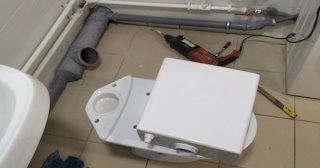 Установка напольного унитаза в Нижнем Тагиле: монтаж под ключ от СантехДомНжн от 5188 рублей.